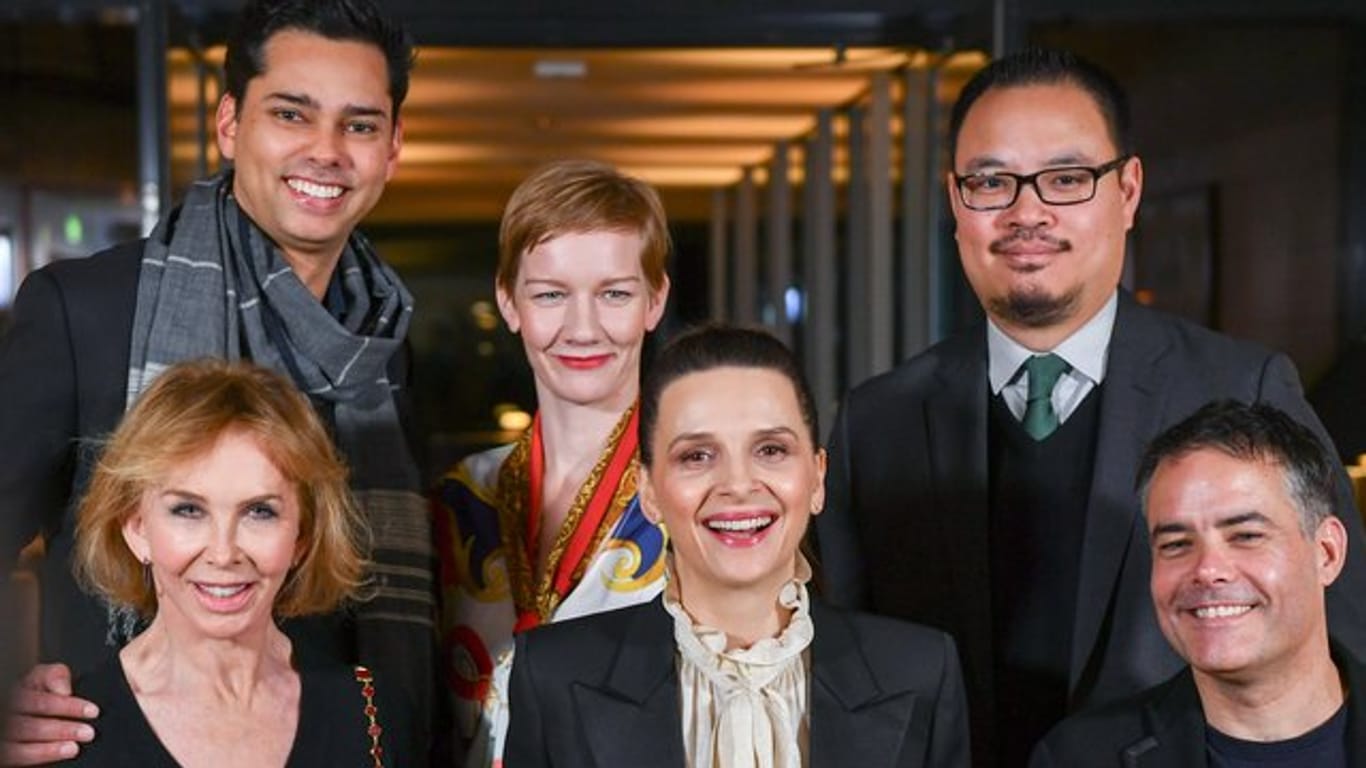 Die Berlinale-Jury: Trudie Styler (unten l-r), Juliette Binoche, Sebastian Lelio, Rajendra Roy (oben l-r), Sandra Hüller und Justin Chang.