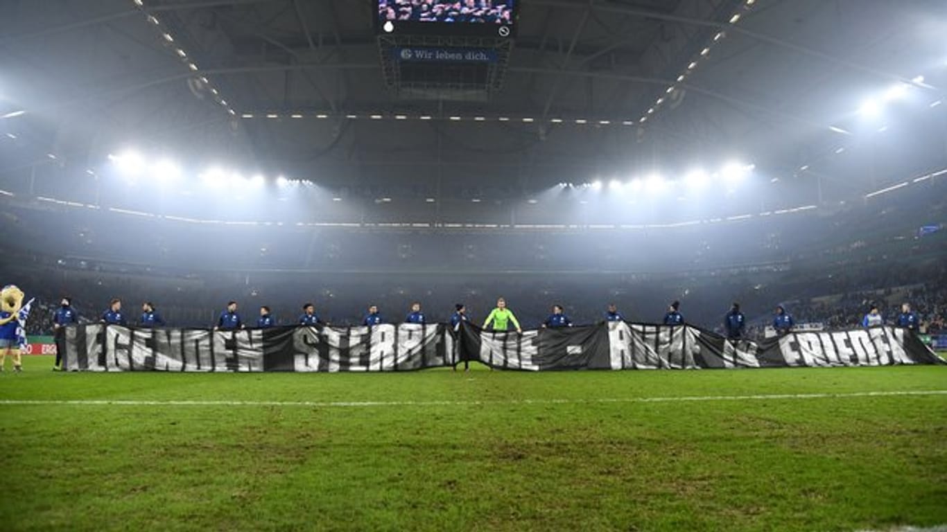 Die Schalker Spieler zeigten in Gedenken an den gestorbenen ehemaligen Schalke-Manager Rudi Assauer ein Fan-Spruchband.