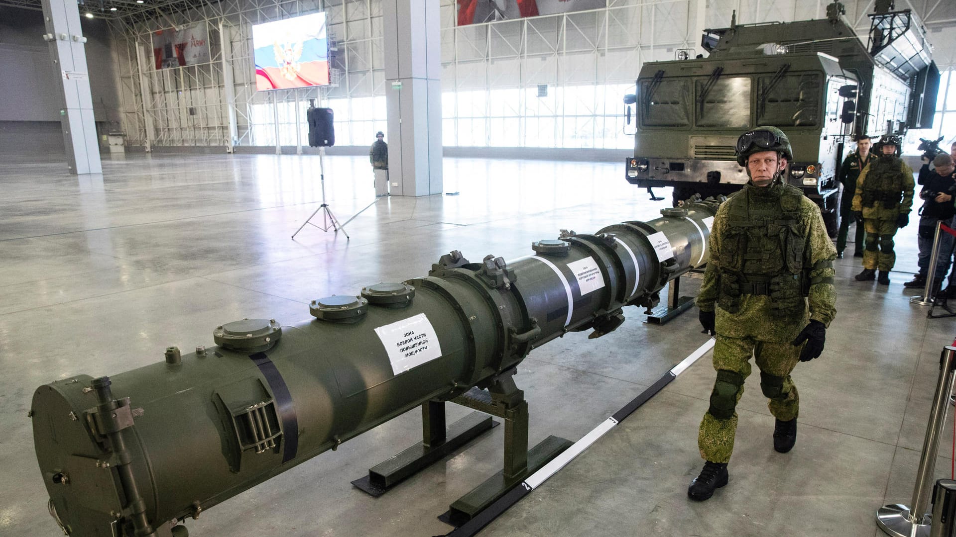 Russland, Kubinka: Ein russischer Offizier geht an dem neuen Marschflugkörper vom Typ 9M729 (Nato-Code: SSC-8) entlang, im Hintergrund die Startvorrichtung.