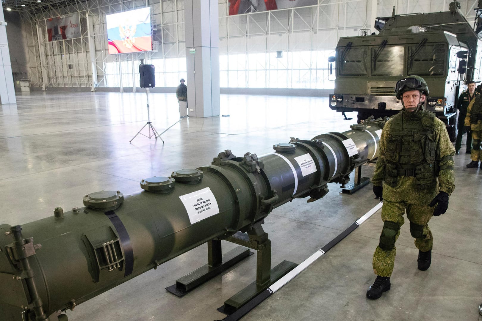 Russland, Kubinka: Ein russischer Offizier geht an dem neuen Marschflugkörper vom Typ 9M729 (Nato-Code: SSC-8) entlang, im Hintergrund die Startvorrichtung.