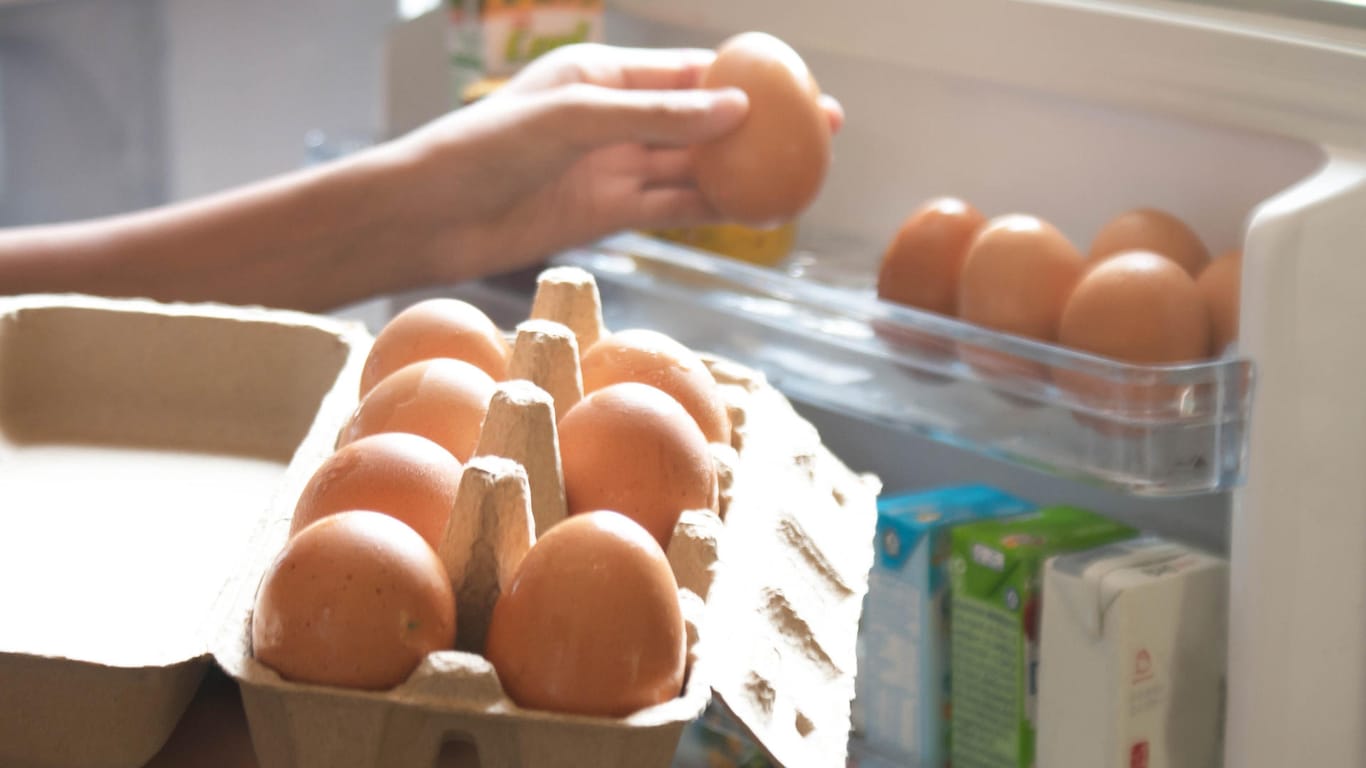 Eier im Kühlschrank: Kein Lebensmittel sollte bei der Lagerung großen Temperaturschwankungen ausgesetzt werden.