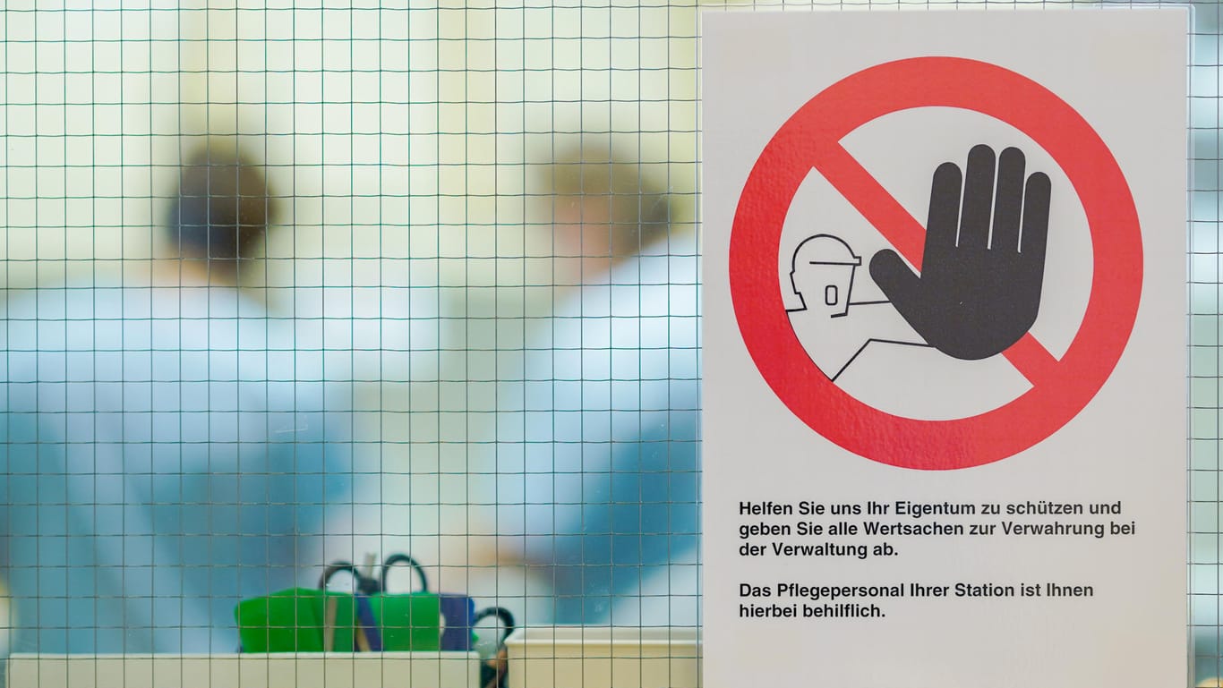 Mannheim: Ein Warnschild gegen mögliche Diebstähle hängt an der Glasscheibe eines Stationszimmers des Klinikums.
