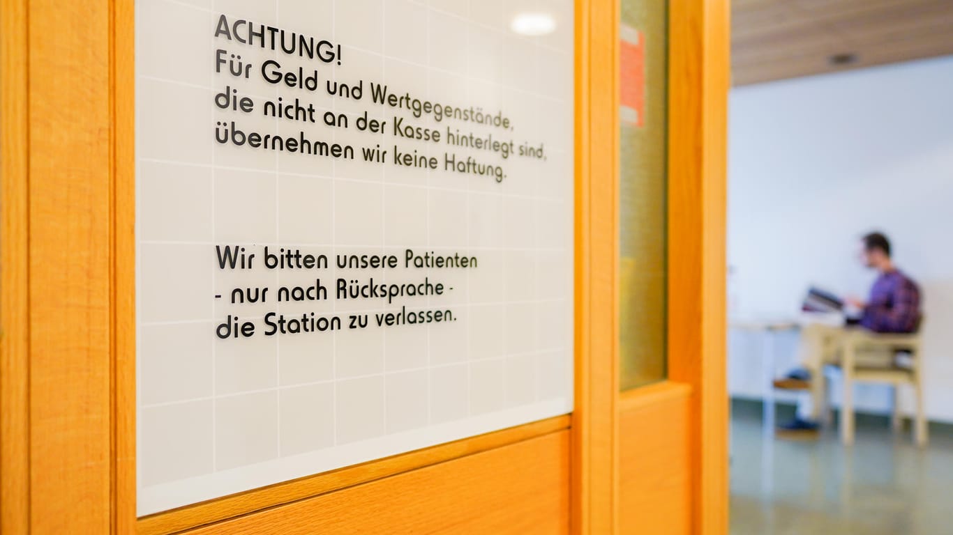 Mannheim: Der Schriftzug "ACHTUNG! Für Geld und Wertgegenstände, die nicht an der Kasse hinterlegt sind, übernehmen wir keine Haftung." ist auf der Glasscheibe eines Stationszimmers des Klinikums angebracht. In deutschen Krankenhäusern wird gestohlen, was nicht niet- und nagelfest ist.