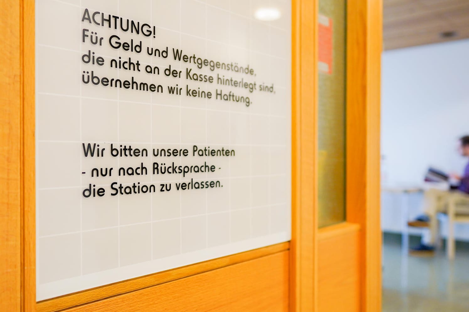 Mannheim: Der Schriftzug "ACHTUNG! Für Geld und Wertgegenstände, die nicht an der Kasse hinterlegt sind, übernehmen wir keine Haftung." ist auf der Glasscheibe eines Stationszimmers des Klinikums angebracht. In deutschen Krankenhäusern wird gestohlen, was nicht niet- und nagelfest ist.