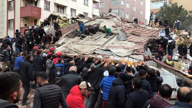 Rettungskräfte suchen in den Trümmern des siebenstöckigen Gebäudes nach Überlebenden. Rettungskräfte suchen in den Trümmern des siebenstöckigen Gebäudes nach Überlebenden.