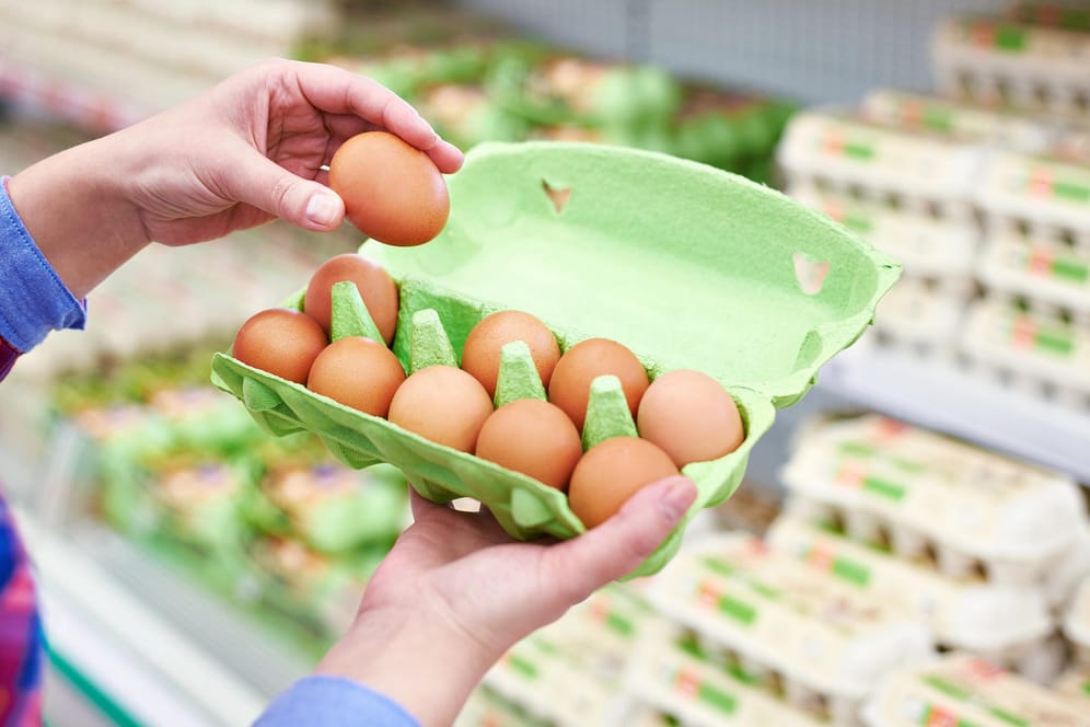 Eier im Karton: Eier dürfen nur innerhalb von 21 Tagen nach dem Legen an Verbraucher abgegeben werden.