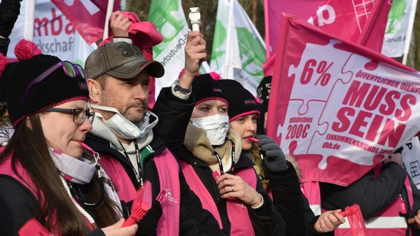 Mitglieder der Gewerkschaft GeNi (Gesundheitsgewerkschaft Niedersachsen) demonstrieren in Potsdam, wo die Tarifverhandlungen im Öffentlichen Dienst der Länder fortgesetzt wurden.