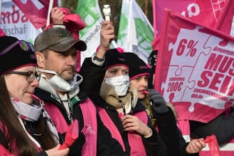 Mitglieder der Gewerkschaft GeNi (Gesundheitsgewerkschaft Niedersachsen) demonstrieren in Potsdam, wo die Tarifverhandlungen im Öffentlichen Dienst der Länder fortgesetzt wurden.