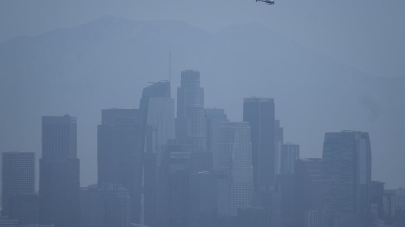 Los Angeles: Die Skyline der US-amerikanischen Metropole verschwindet im Smog.