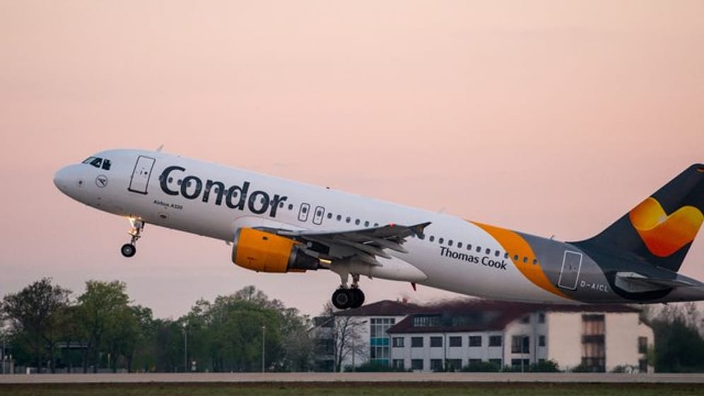Ein Condor Flugzeug hebt ab