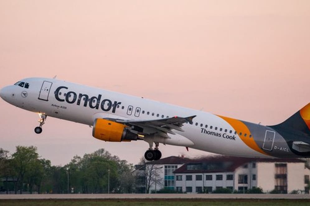 Ein Condor Flugzeug hebt ab