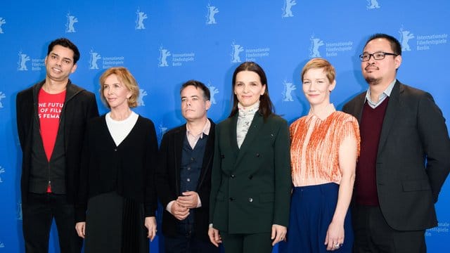 Die Jury stellt sich vor: Rajendra Roy (l-r), Trudie Styler, Sebastian Lelio, Juliette Binoche, Sandra Hüller und Justin Chang. Die Jury stellt sich vor: Rajendra Roy (l-r), Trudie Styler, Sebastian Lelio, Juliette Binoche, Sandra Hüller und Justin Chang.