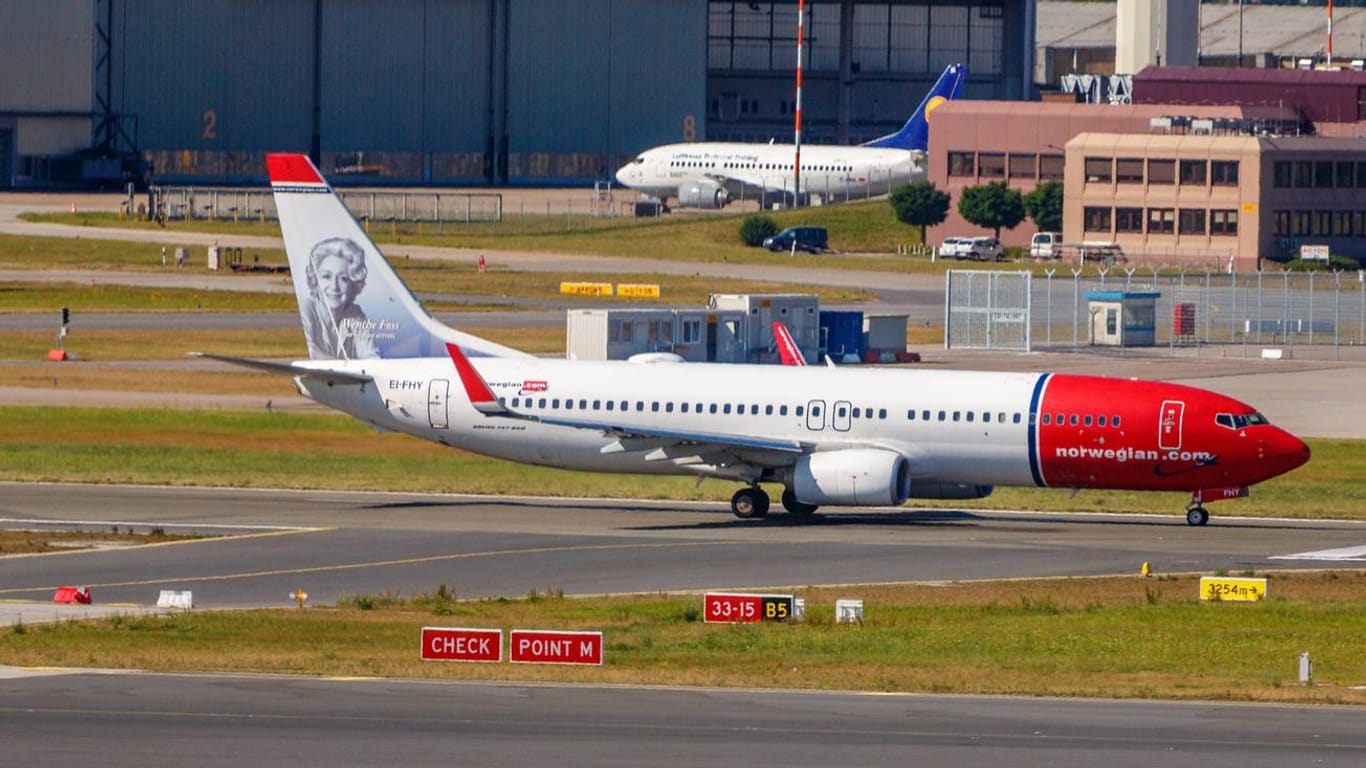 Ein Flugzeug der Airline Norwegian (Symbolbild): Ein Flugzeug der Airline musste offenbar nach einer Bombendrohung umkehren.