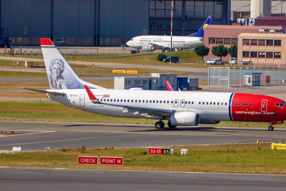 Ein Flugzeug der Airline Norwegian (Symbolbild): Ein Flugzeug der Airline musste offenbar nach einer Bombendrohung umkehren.