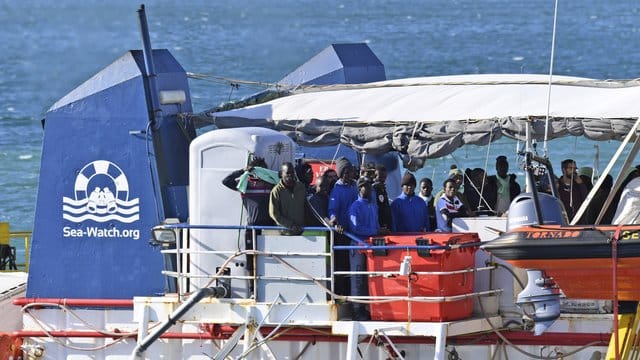 Zuletzt mussten 47 Menschen fast zwei Wochen an Bord der deutschen "Sea-Watch 3" ausharren, ehe sie in Italien an Land durften. Zuletzt mussten 47 Menschen fast zwei Wochen an Bord der deutschen "Sea-Watch 3" ausharren, ehe sie in Italien an Land durften.