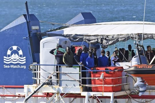 Zuletzt mussten 47 Menschen fast zwei Wochen an Bord der deutschen "Sea-Watch 3" ausharren, ehe sie in Italien an Land durften.