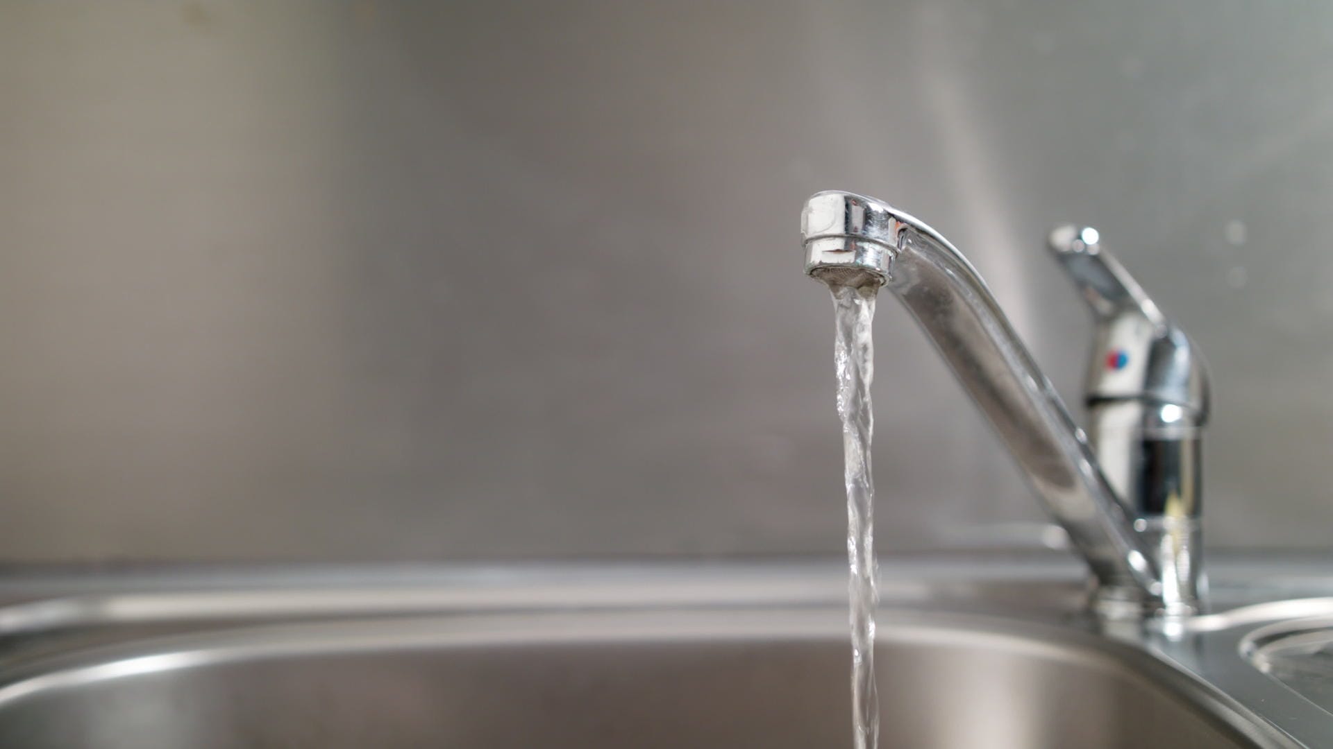 Wasser aus dem Wasserhahn: Bewohner von Heidelberg sind aufgefordert, das Wasser nicht zu verwenden.