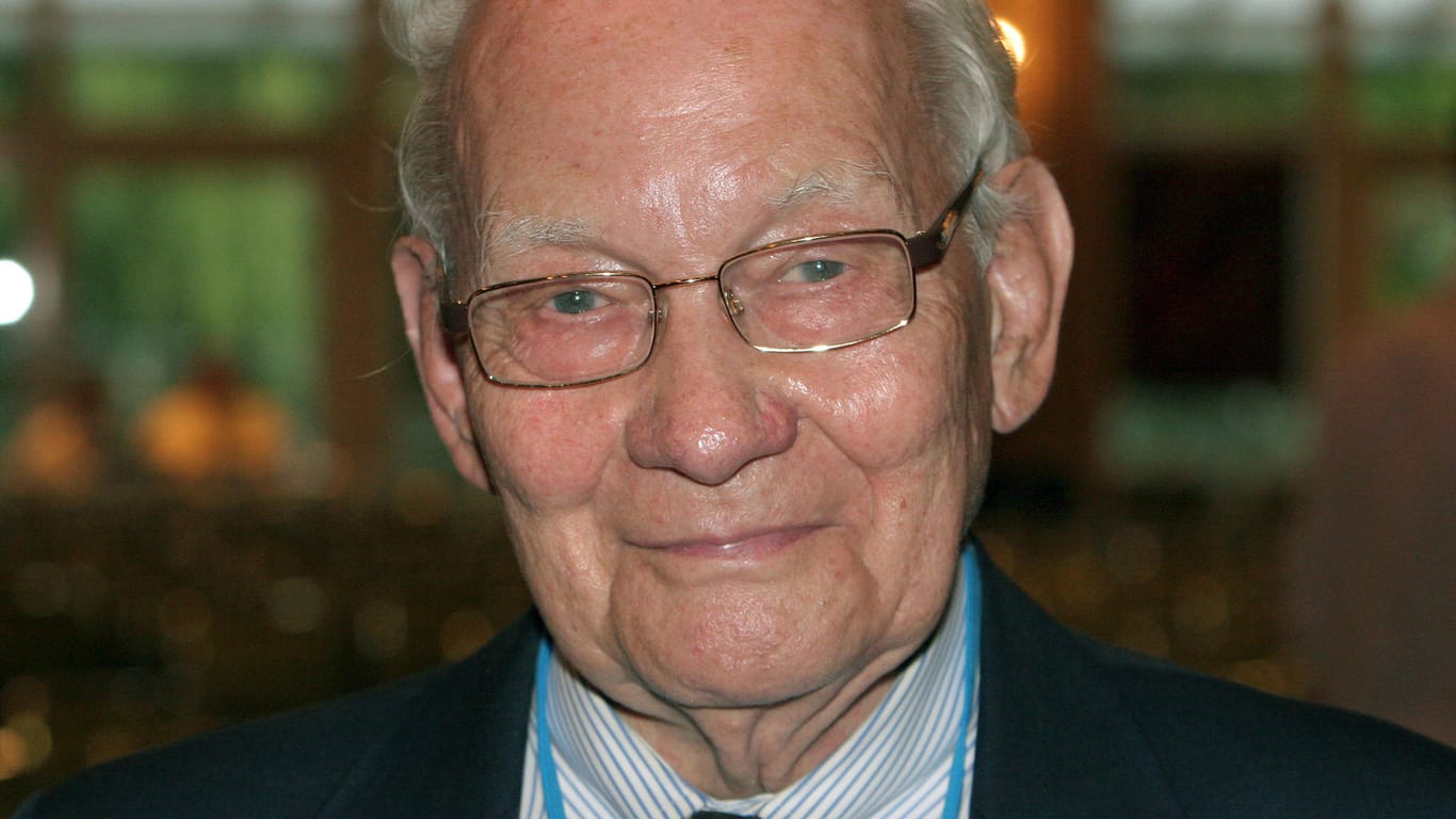 Manfred Eigen, Chemie-Nobelpreisträger und Begründer des Max-Planck-Instituts für biophysikalische Chemie in Göttingen, lächelt während eines Fototermins. Eigen starb im Alter von 91 Jahren.
