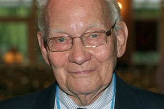 Manfred Eigen, Chemie-Nobelpreisträger und Begründer des Max-Planck-Instituts für biophysikalische Chemie in Göttingen, lächelt während eines Fototermins. Eigen starb im Alter von 91 Jahren.