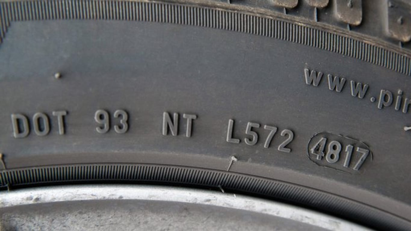 Wie alt sind die Reifen? Der vierstellige Zahlencode am Ende der sogenannten DOT-Nummer gibt darüber Aufschluss.