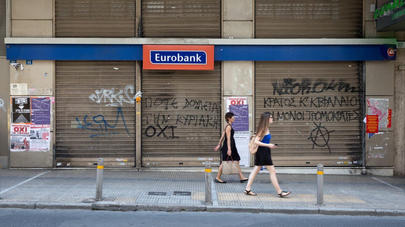 Geschlossene Filiale der Eurobank: Die Finanzkrise in Griechenland ist spürbar.