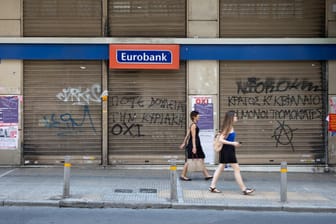 Geschlossene Filiale der Eurobank: Die Finanzkrise in Griechenland ist spürbar.