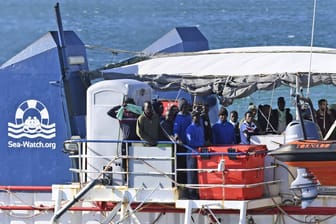 Seenotrettung: Zuletzt mussten 47 Menschen fast zwei Wochen an Bord der deutschen "Sea-Watch 3" ausharren, ehe sie in Italien an Land durften.