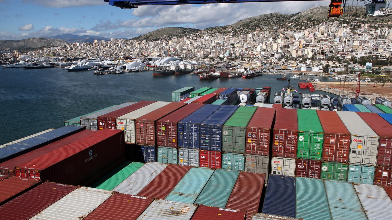 Containerhafen in Griechenland: Die EU-Kommission rechnet angesichts zahlreicher Probleme in den größten europäischen Volkswirtschaften mit einem deutlich schwächeren Wirtschaftswachstum.