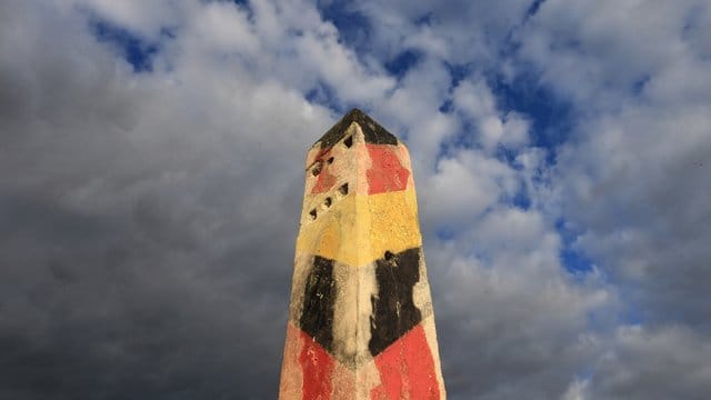 Ein verwitterter Grenzpfosten der DDR: An deutschen Universitäten gibt es auch 30 Jahre nach dem Mauerfall keine Führungspersonen, die in Ostdeutschland geboren sind.