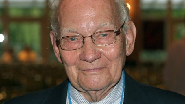 Chemie-Nobelpreisträger Manfred Eigen wurde so häufig geehrt wie kaum ein anderer deutscher Wissenschaftler. Chemie-Nobelpreisträger Manfred Eigen wurde so häufig geehrt wie kaum ein anderer deutscher Wissenschaftler.