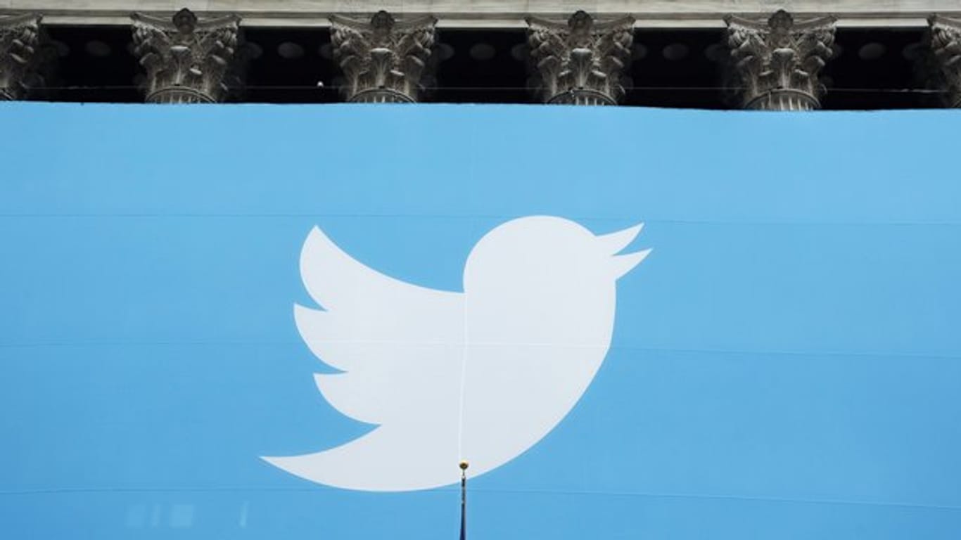 Twitter hat erstmals ein ganzes Geschäftsjahr mit schwarzen Zahlen abgeschlossen und im vierten Quartal Rekorderlöse verbucht.