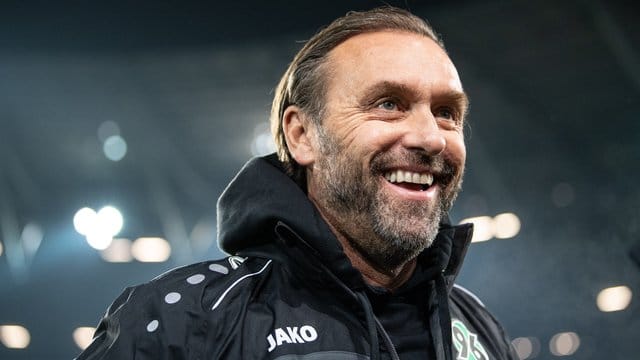 Sieht dem Kellerduell mit dem Club optimistisch entgegen: Hannover-Coach Thomas Doll. Sieht dem Kellerduell mit dem Club optimistisch entgegen: Hannover-Coach Thomas Doll.