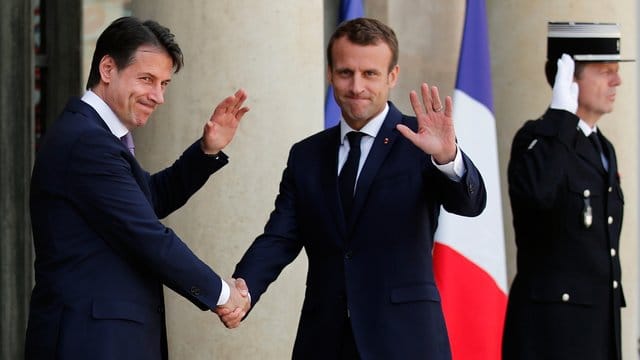 Frankreichs Präsident Emmanuel Macron und der italienische Regierungschef Giuseppe Conte (l) bei einem Treffen in Paris im Juni 2018.