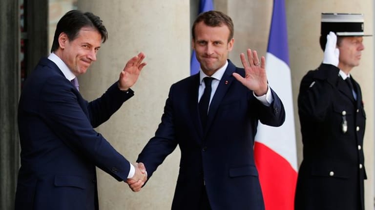 Frankreichs Präsident Emmanuel Macron und der italienische Regierungschef Giuseppe Conte (l) bei einem Treffen in Paris im Juni 2018.