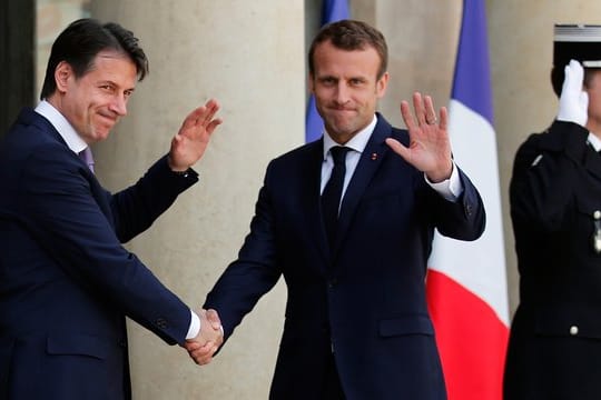 Frankreichs Präsident Emmanuel Macron und der italienische Regierungschef Giuseppe Conte (l) bei einem Treffen in Paris im Juni 2018.