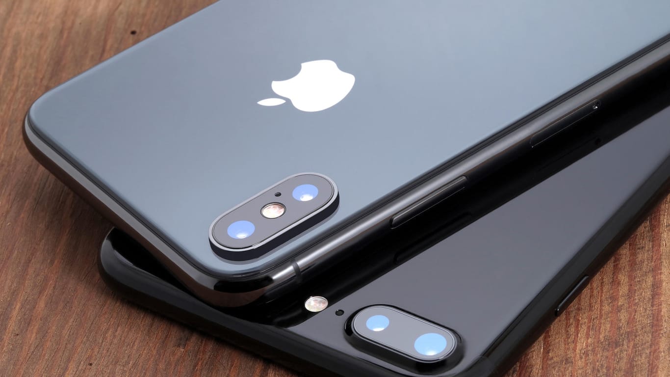 Zwei iPhones auf einem Tisch ("Symbolbild): Apps namhafter Firmen fürs iPhone zeichnen ungefragt Nutzerverhalten auf.