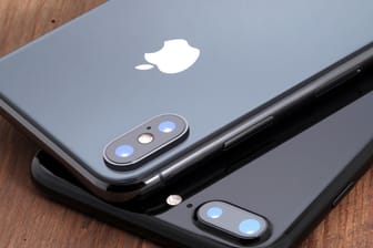 Zwei iPhones auf einem Tisch ("Symbolbild): Apps namhafter Firmen fürs iPhone zeichnen ungefragt Nutzerverhalten auf.