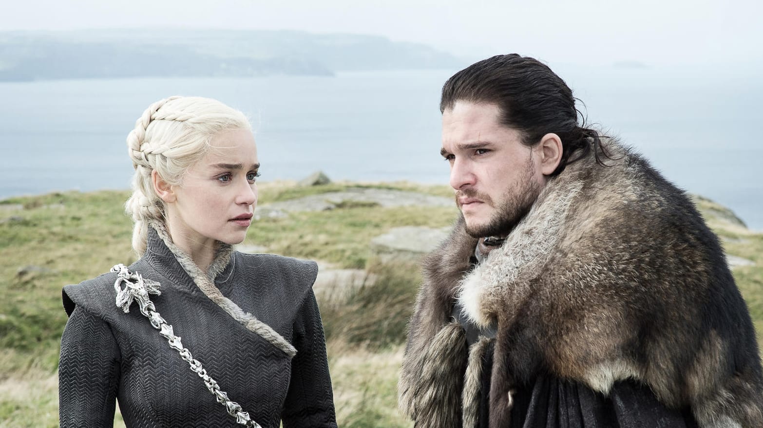 Daenerys Targaryen und Jon Schnee: Die beiden finden im Staffelfinale der siebten Staffel zueinander und haben Sex. Noch wissen Sie nicht, dass Dany eigentlich Jons Tante ist.