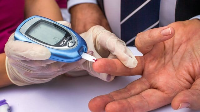 Blutprobe für einen Blutzuckertest. Blutprobe für einen Blutzuckertest.
