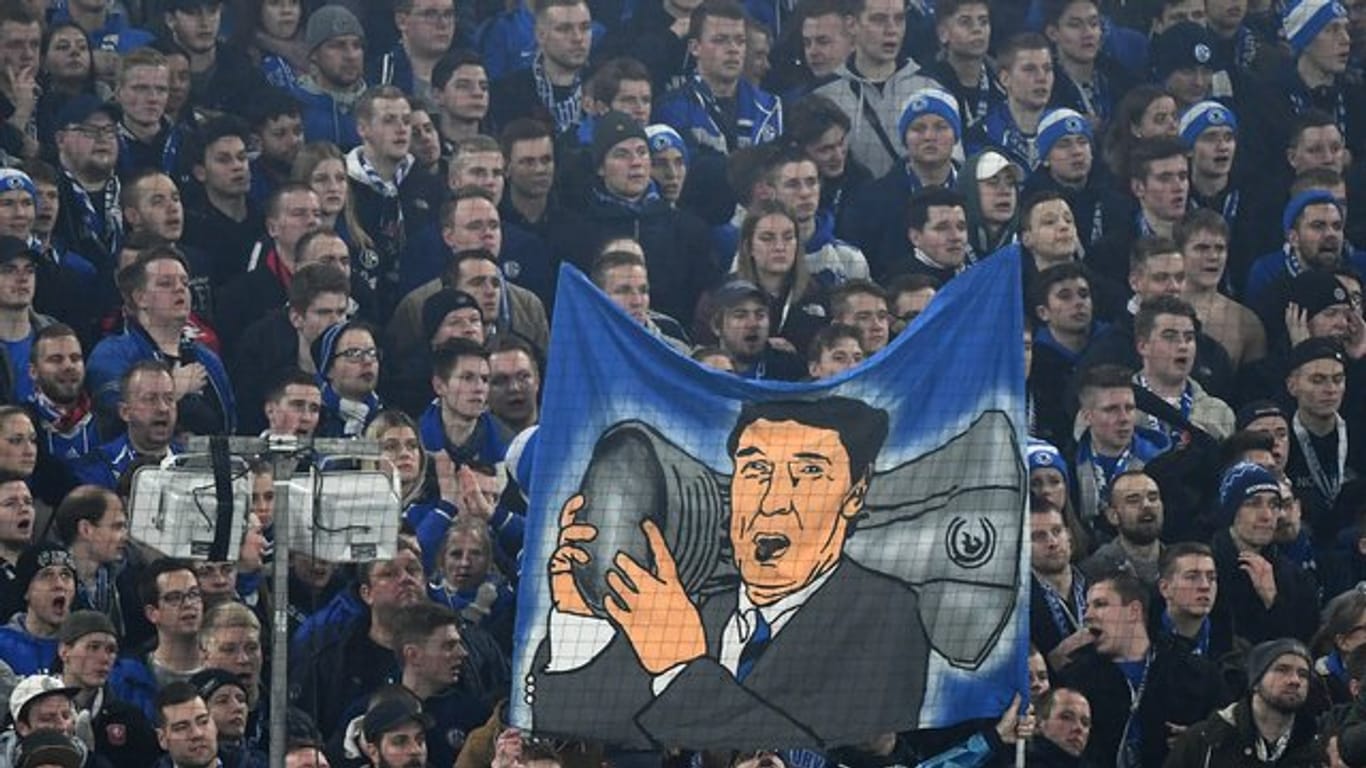Fans von Schalke trauern mit einem Transparent um den verstorbenen ehemaligen Vereinsmanager Rudi Assauer.