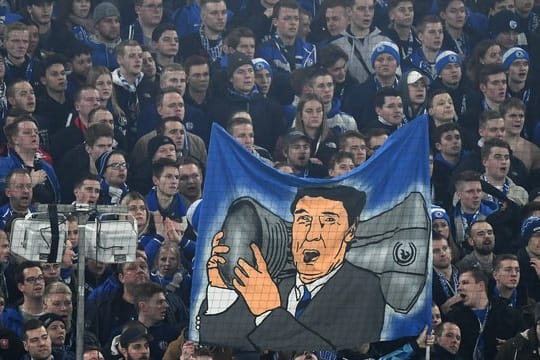 Fans von Schalke trauern mit einem Transparent um den verstorbenen ehemaligen Vereinsmanager Rudi Assauer.