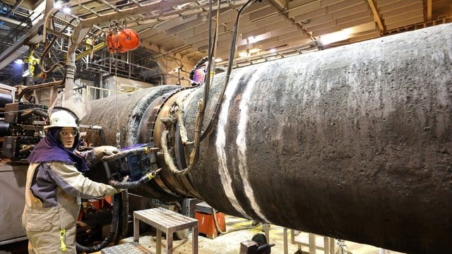 An Bord des Verlegeschiffes "Audacia" werden im Fließbandverfahren Rohre für die Gaspipeline Nord Stream 2 verschweißt und auf dem Grund der Ostsee verlegt. An Bord des Verlegeschiffes "Audacia" werden im Fließbandverfahren Rohre für die Gaspipeline Nord Stream 2 verschweißt und auf dem Grund der Ostsee verlegt.