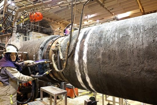 An Bord des Verlegeschiffes "Audacia" werden im Fließbandverfahren Rohre für die Gaspipeline Nord Stream 2 verschweißt und auf dem Grund der Ostsee verlegt.