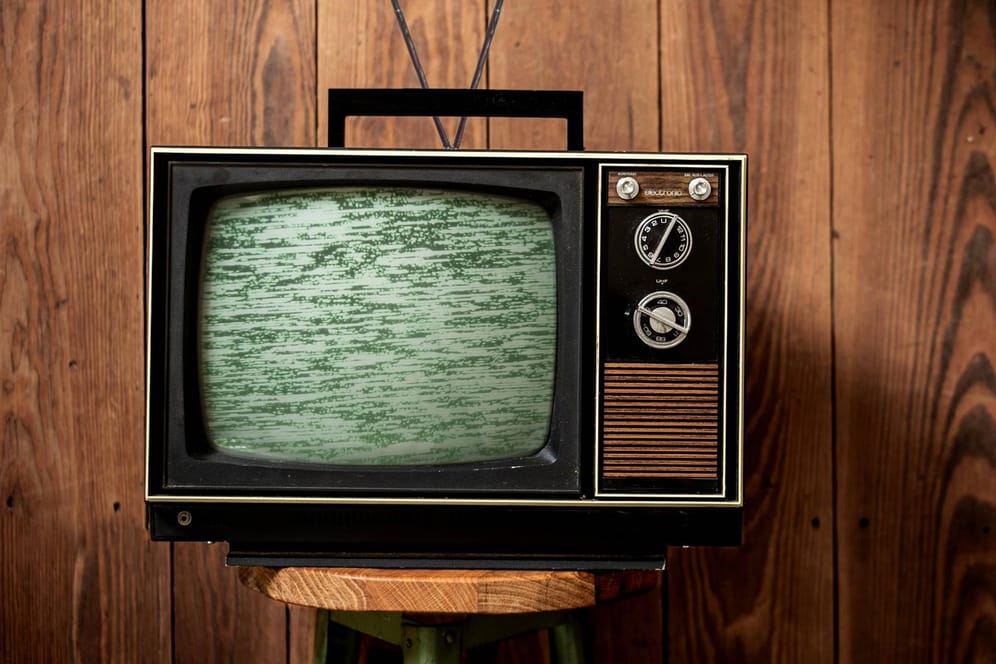 Ein alter Fernseher (Symbolbild): Viele Deutsche schauen lieber alleine TV.