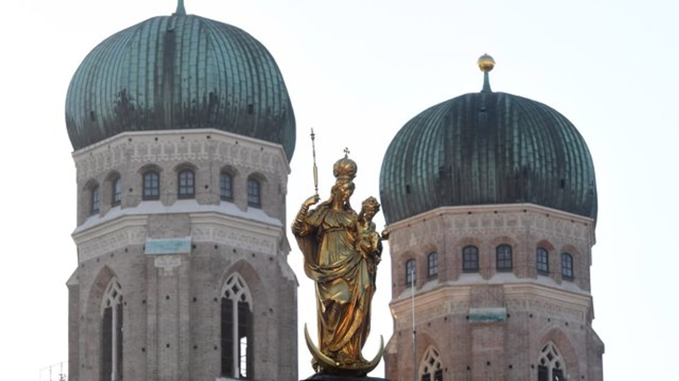 Die Türme der Frauenkirche in München: Die Staatsanwaltschaft überprüft Missbrauchsvorwürfe gegen rund 100 katholische Priester des Erzbistums.