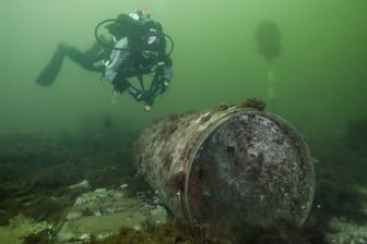 Ein Taucher nähert sich einem versenkten Munitionsrest: In der deutschen Nord- und Ostsee liegen rund 1,6 Millionen Tonnen konventionelle und chemische Waffen aus Weltkriegszeiten.