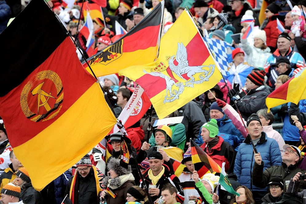 DDR-Flagge im Publikum (Symbolbild): Diese Aufnahme stammt vom Weltcup in Antholz (Italien) vom 19. Januar 2014.