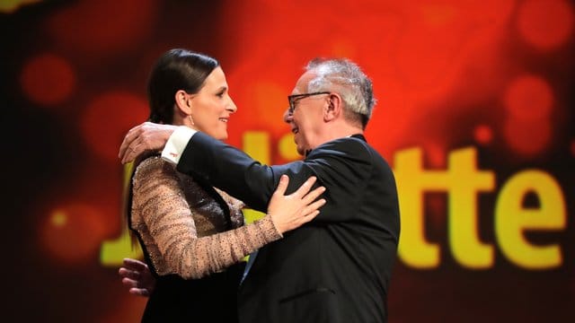 Eine Umarmung zum Schluss der Eröffnungs-Gala: Juliette Binoche und Dieter Kosslick.