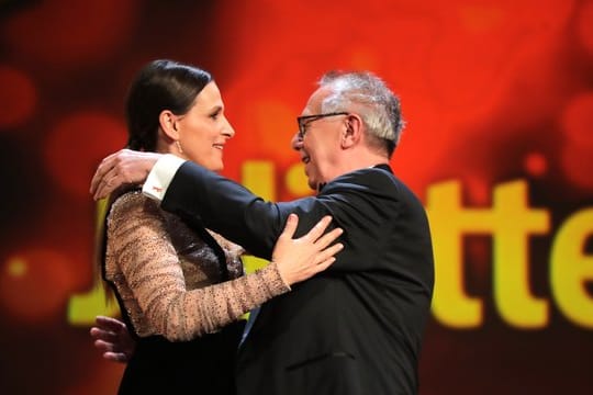 Eine Umarmung zum Schluss der Eröffnungs-Gala: Juliette Binoche und Dieter Kosslick.