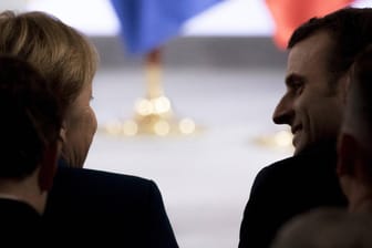Bundeskanzlerin Angela Merkel und Frankreichs Präsident Emmanuel Macron: Angesichts der seit Monaten schwelenden "Gelbwesten"-Krise muss der politisch angeschlagene Europafreund auf ganz viele wütende Landsleute zugehen – für Deutschland bleibt da keine Zeit.